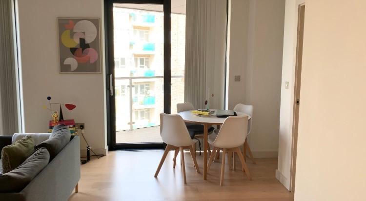 Stunning, Spacious With A Balcony London